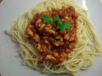   Espaguetis con salsa de tomate y pechuga de pollo