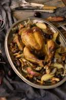 Pollo asado al horno con guarnición de setas y manzana / Chez Silvia