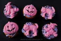   Cupcakes de Halloween con glaseado de frambuesa y figuritas