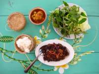   LAAB KHUA MOO, una ensalada de sangre e intestinos para empezar a conocer la cocina de Chiang Mai...
