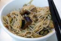   Wok de verduras y fideos de arroz