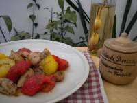  Pollo glaseado con tomates y patatas al horno