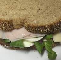 Sandwich de pollo, canónigos y queso